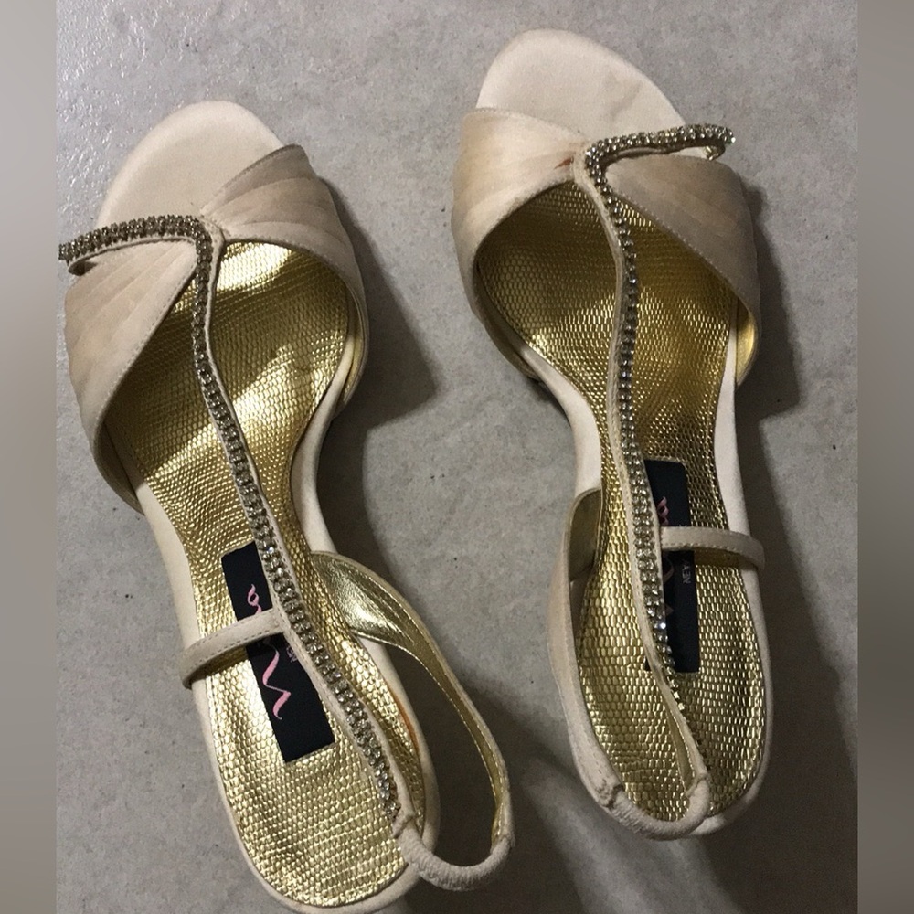 Nina sandals, size 7, brand new, golden color